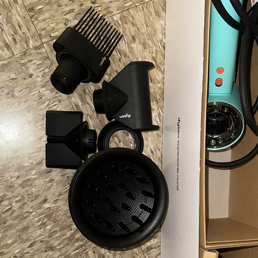 Dyson Supersonic Nural Hair Dryer Limited Edition Teal
Like New
No box included